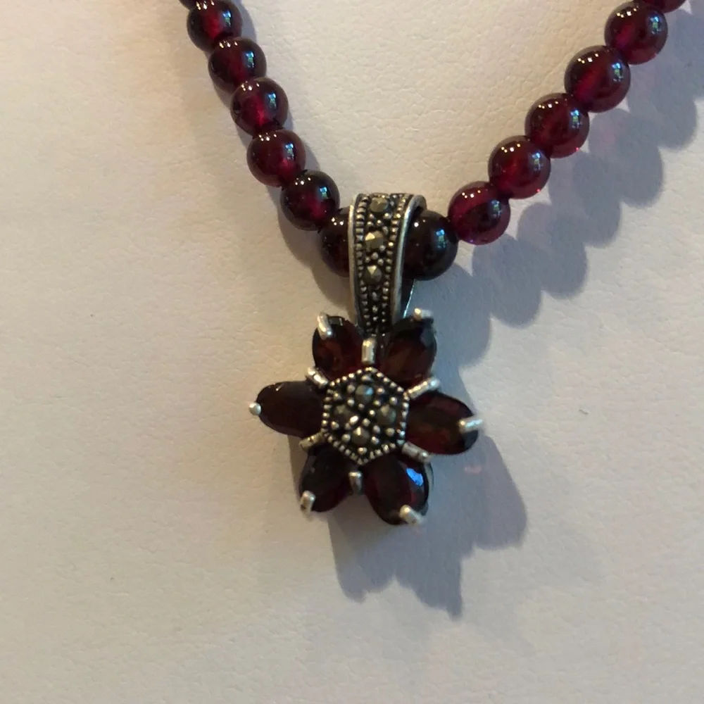 Garnet bead and 925 silver 18” necklace with oval garnet floral pendant - Picture 2 of 6